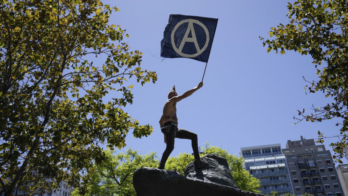 Ein Demonstrant protestiert in der Hauptstadt Buenos Aires