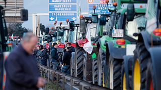 Gazdálkodók blokkolják az autópályát 2024. január 24-én, szerdán Strasbourg közelében, Kelet-Franciaországban
