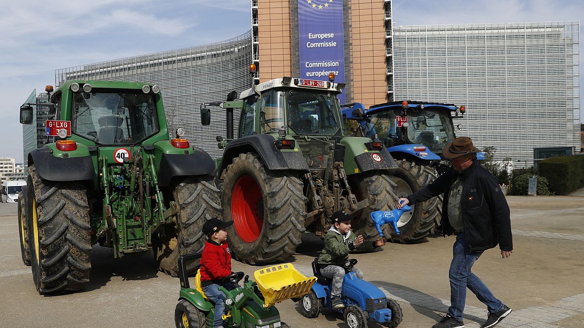 Политика на ЕС.
            
Фон дер Лайен започва диалог за постигане на „консенсус“ относно бъдещето на земеделието
