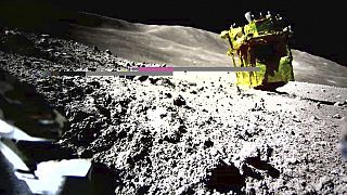 Esta imagen facilitada por la Agencia de Exploración Aeroespacial de Japón, JAXA, muestra una imagen de un vehículo lunar robótico llamado SLIM, en la Luna.