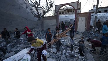 قصف مسجد عمر بن عبد العزيز في حي التنور برفح