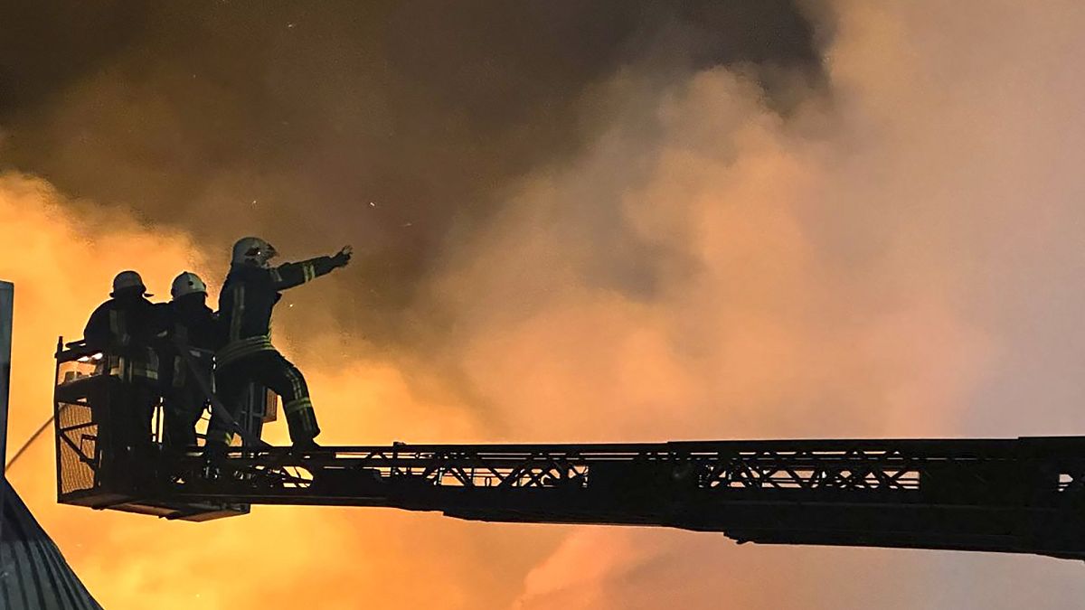 Пожарные тушат пожар после атаки беспилотника в Одессе, Украина, 25 января 2024 года.