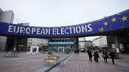 لافتة تعلن عن الانتخابات الأوروبية خارج البرلمان الأوروبي في بروكسل، 24 يناير 2024