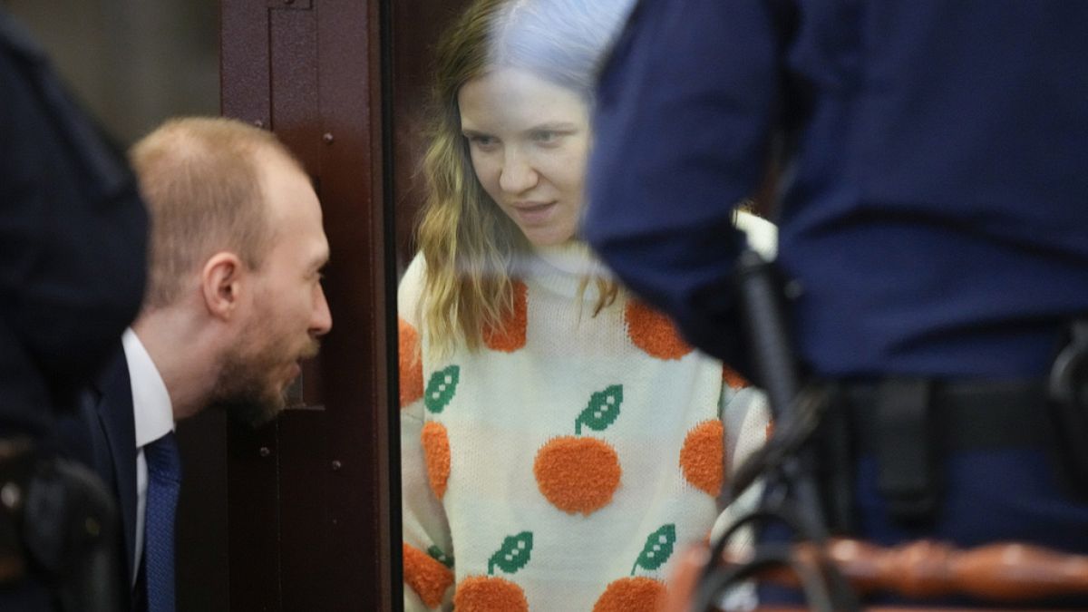 Daria Trepova s'entretient avec son avocat lors de son procès devant un tribunal militaire à Saint-Pétersbourg, jeudi 25 janvier.