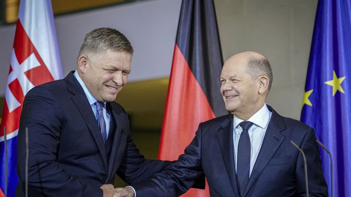 A szlovák kormányfő és a német kancellár kézfogása Berlinben