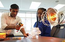 Ο Βρετανός πρωθυπουργός Ρίσι Σουνάκ συμμετέχει σε ένα επιστημονικό πείραμα καθώς επισκέπτεται το Friendship Technology Preparatory High School κατά τη διάρκεια του ταξιδιού του στην Ουάσινγκτον, την Τετάρτη, 