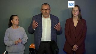 Boris Nadezhdin, flanqueado por las mujeres de dos soldados, necesita 100.000 firmas para ser candidato presidenciall