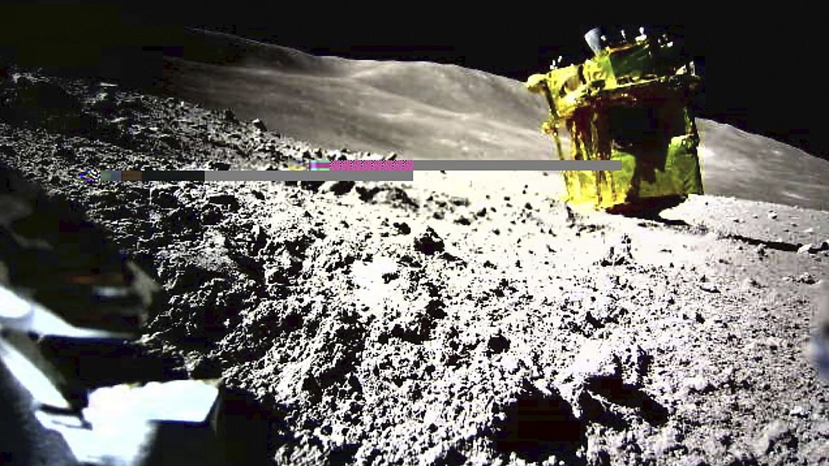 Dieses Bild wurde von einem Lunar Excursion Vehicle 2 (LEV-2) aufgenommen und zeigt einen robotischen Mondrover namens Smart Lander for Investigating Moon (SLIM) auf dem Mond.