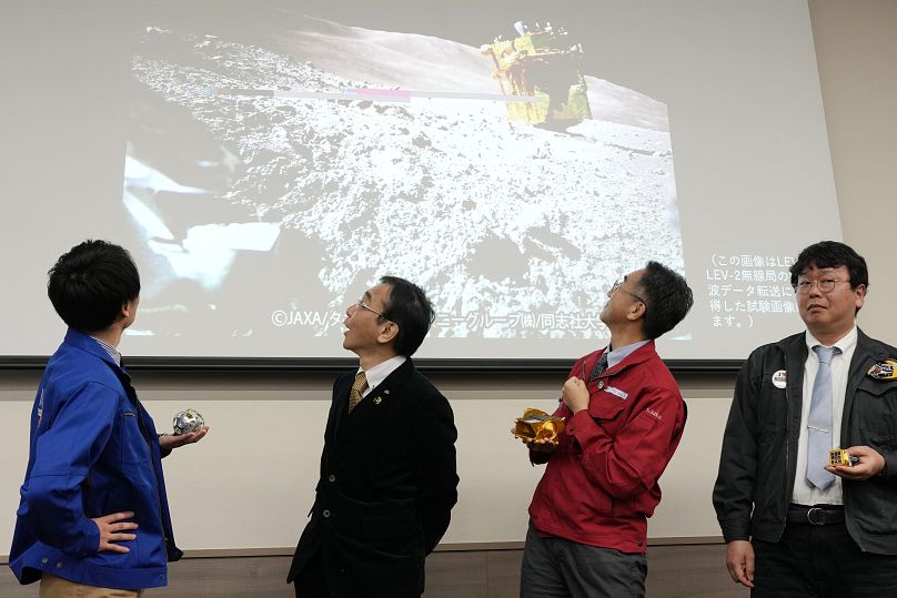 Von links: Daichi Hirano von der JAXA, Hitoshi Kuninaka vom Institute for Space and Astronautical Science (ISAS), Shinichiro Sakai, SLIM-Projektleiter, und Masatsugu Otsuki