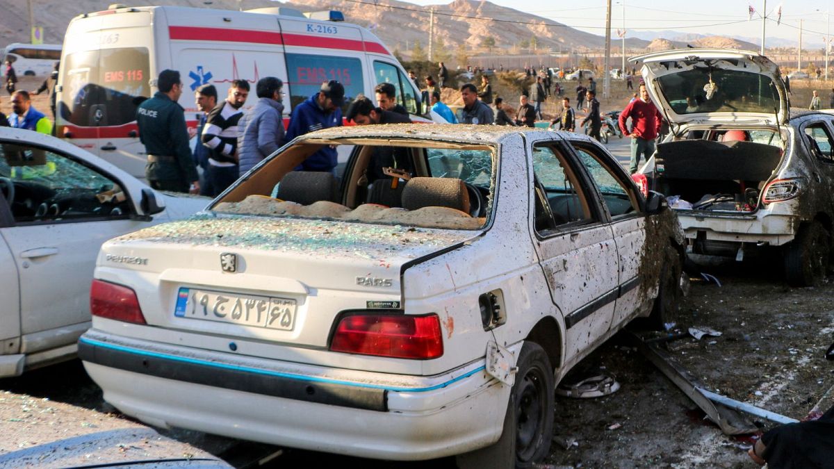 آسیب به ماشین‌های پار کشده در محوطه پس از حملات مرگبار گروه داعش به شهر کرمان در سوم ژانویه