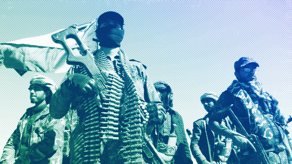 Бойцы и представители племени хути устраивают митинг против ударов США и Великобритании по военным объектам, управляемым хути, недалеко от Саны, январь 2024 г.