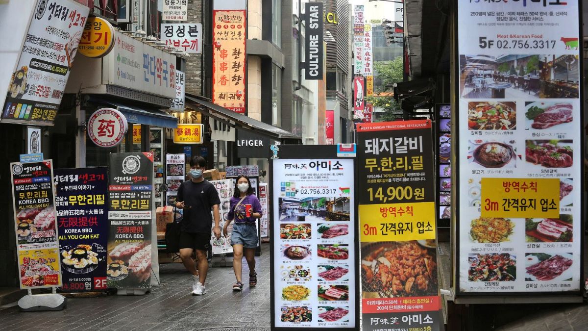 عرضه خلال‌دندان‌های نشاسته‌ای سرخ‌شده در رستوران‌های کره جنوبی