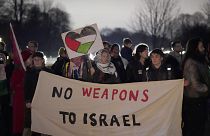 Dublin'de düzenlenen bir gösteride İsrail'e silah satışına karşı döviz taşıyan göstericiler