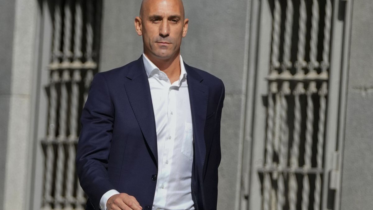 Luis Rubiales detained by UCO at Madrid airport thumbnail