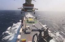 مروحية يمنية تستعد للهبوط على سفينة "غالاكسي" التجارية في البحر الأحمر. 2023/11/19