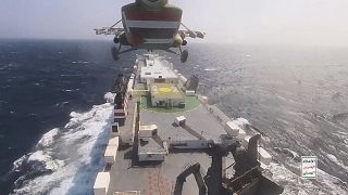 مروحية يمنية تستعد للهبوط على سفينة "غالاكسي" التجارية في البحر الأحمر. 2023/11/19