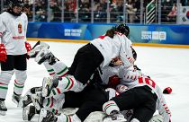A magyar válogatott tagjai ünnepelnek, miután 10-2-re legyőzték Dél-Koreát a női 3x3-as jégkorongtorna döntőjében a kangvoni téli ifjúsági olimpián 2024. január 25-én.