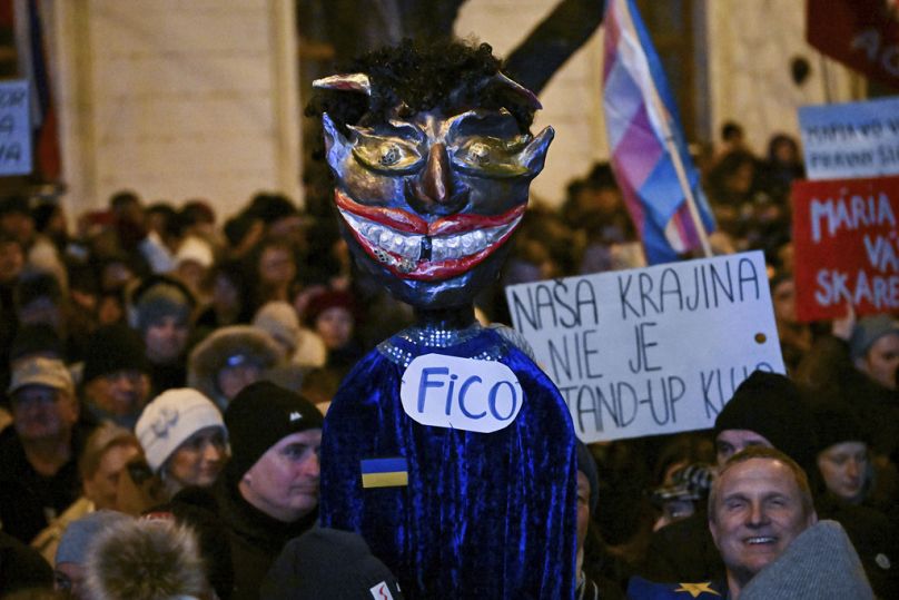 Tausende gingen in Bratislava auf die Straße um gegen die geplante Justizreform zu protestieren.