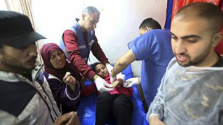 Une équipe médicale s'affaire autour d'une jeune fille blessée dans un bombardement de l'armée israélienne visant un bâtiment de l'ONU à Khan Younès; le 24 janvier 2024.