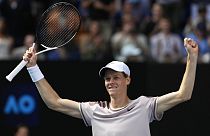 Jannick Sinner célèbre sa victoire face à Novak Djokovic en demi-finale de l'Open d'Australie, le 26 janvier 2024.
