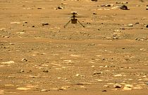 O helicóptero Mars Ingenuity paira sobre a superfície do planeta durante o seu segundo voo, a 22 de abril de 2021.