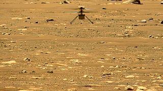 L'hélicoptère Mars Ingenuity plane au-dessus de la surface de la planète lors de son deuxième vol, le 22 avril 2021.