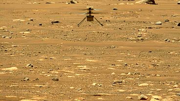 Вертолет Mars Ingenuity парит над поверхностью планеты во время своего второго полета 22 апреля 2021 года.
