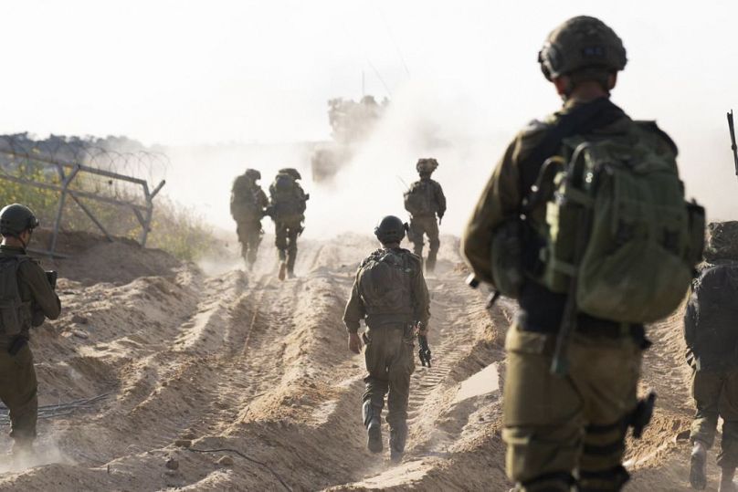 Esta foto difundida por el ejército israelí muestra operaciones terrestres en el interior de Gaza, 2 de noviembre de 2023.