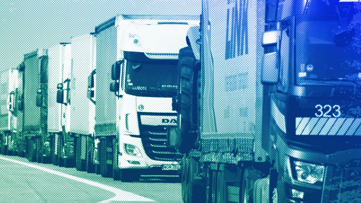 Fila de camiões na autoestrada A12 entre Berlim e a fronteira polaca em Frankfurt Oder, março de 2020