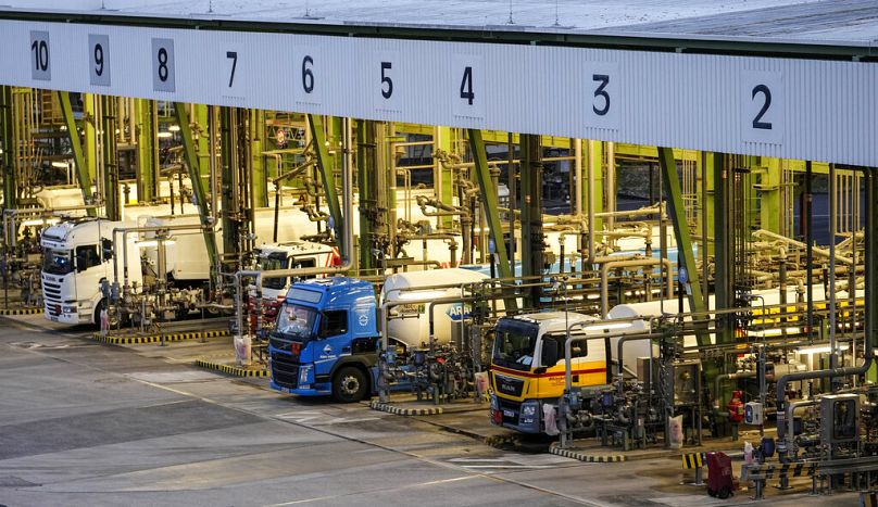 Camiões-cisterna são carregados com combustível em Wesseling, perto de Colónia, na Alemanha, em 2022.