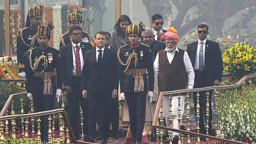  رئيس الوزراء الهندي ناريندرا مودي، والرئيس الفرنسي إيمانويل ماكرون يغادران بعد حضورهما موكب يوم الجمهورية، في نيودلهي، الهند. 26 يونيو 2024.
