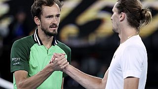 Alexander Zverev (dcha.) felicita a Daniil Medvedev (izqda.) tras su partido en Melbourne (Australia)