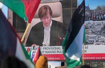 حامیان فلسطین در نزدیکی دیوان بین‌المللی دادگستری در لاهه در حال تماشای زنده جلسه دادگاه هستند