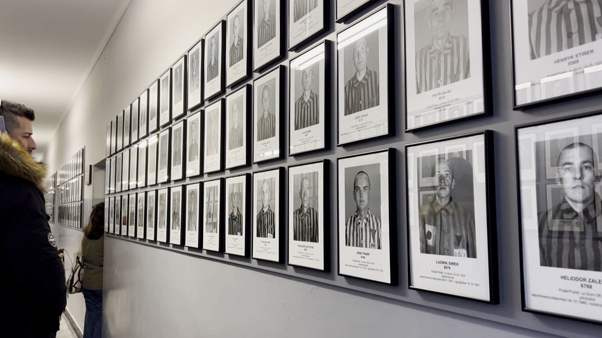 Leere Gesichter: Fotos von KZ-Häftlingen erinnern an die Opfer der NS-Verbrechen in Auschwitz.