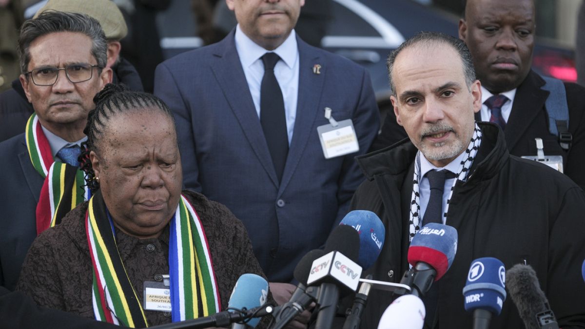 Министр иностранных дел ЮАР Наледи Пандор (слева) и помощник министра Палестины по многосторонним делам Аммар Хиджази (справа)