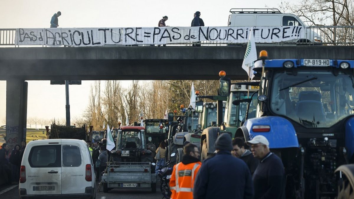 Protesta de agricultores franceses este viernes en Francia en una carretera cerca de Ableiges, al norte de París