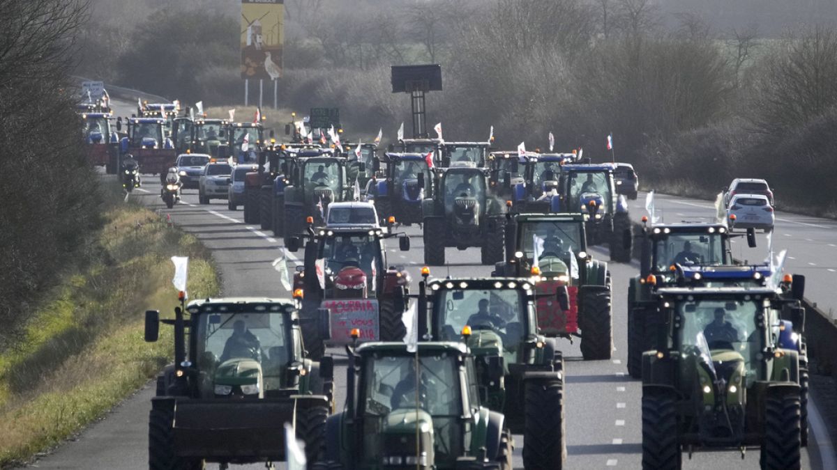 In Frankreich haben Landwirte wichtige Straßen und Autobahnen mit Traktoren und Heuballen blockiert. 