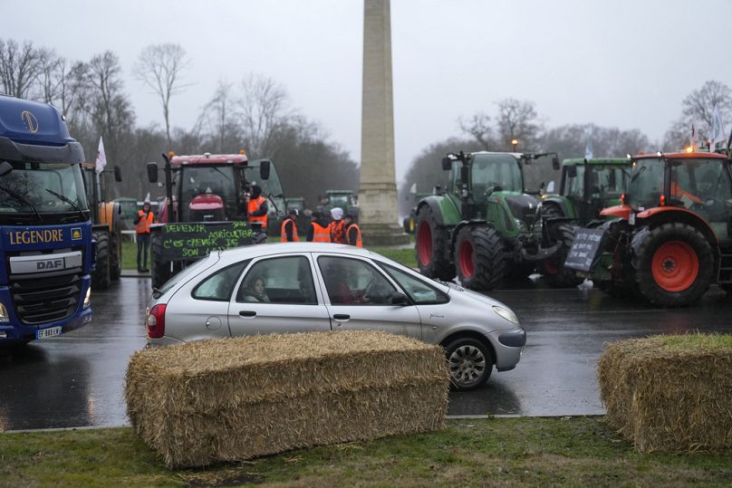 Mit Traktoren und Heuballen blockierten die französischen Landwirte wichtige Straßen.
