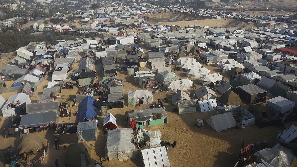 مخيم يقيم فيه الفلسطينيون النازحون جراء القصف الإسرائيلي على قطاع غزة، في غزة. 2024/01/01