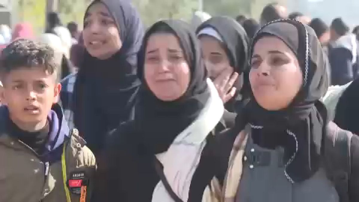 آلاف الفلسطينيين يفرون في خان يونس بسبب الحرب. 2024/01/26