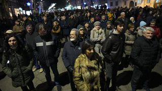 Pessoas reúnem-se durante um protesto em frente ao edifício do Tribunal Constitucional da Sérvia em Belgrado, Sérvia, sexta-feira, 26 de janeiro de 2024