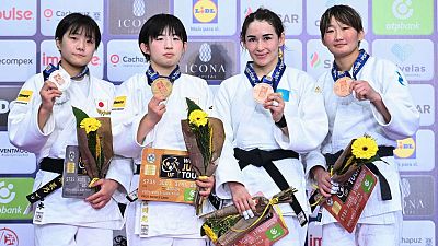 Победительница турнира в весовой категории до 57 кг у женщин Хикари Ёсиока из Японии (вторая слева) и призеры