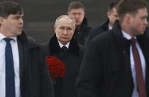 بوتين يحضر مراسم وضع إكليل من الزهور في مقبرة بيسكاريوفسكوي حيث دُفن معظم ضحايا حصار لينينغراد خلال الحرب العالمية الثانية، في سان بطرسبرغ. 2024/01/27