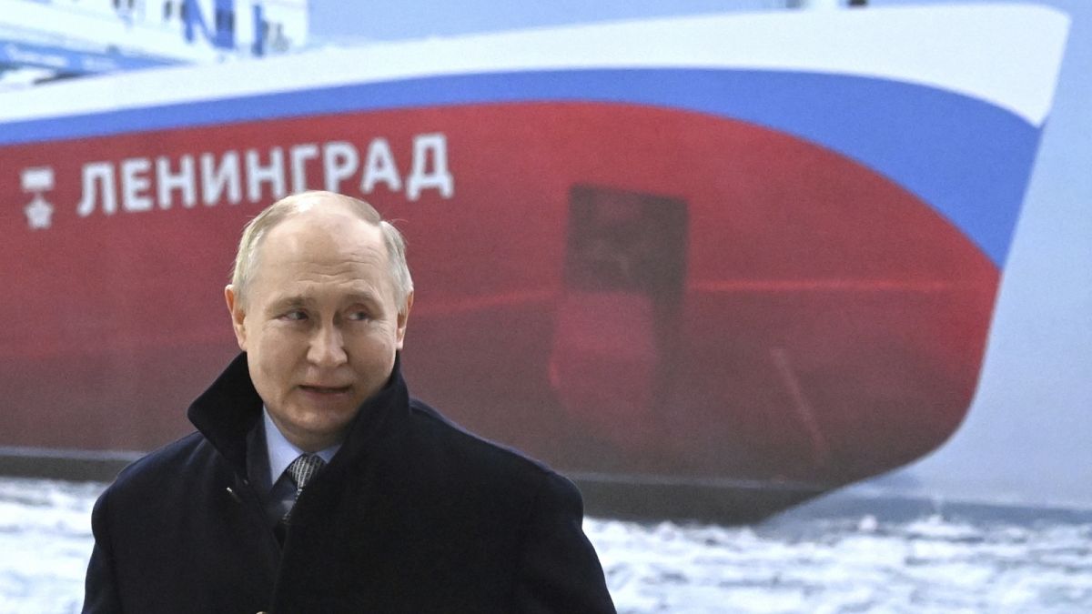 Putyin a "Leningrád" atommeghajtású jégtörő hajógerinc-lefektetési ünnepségén