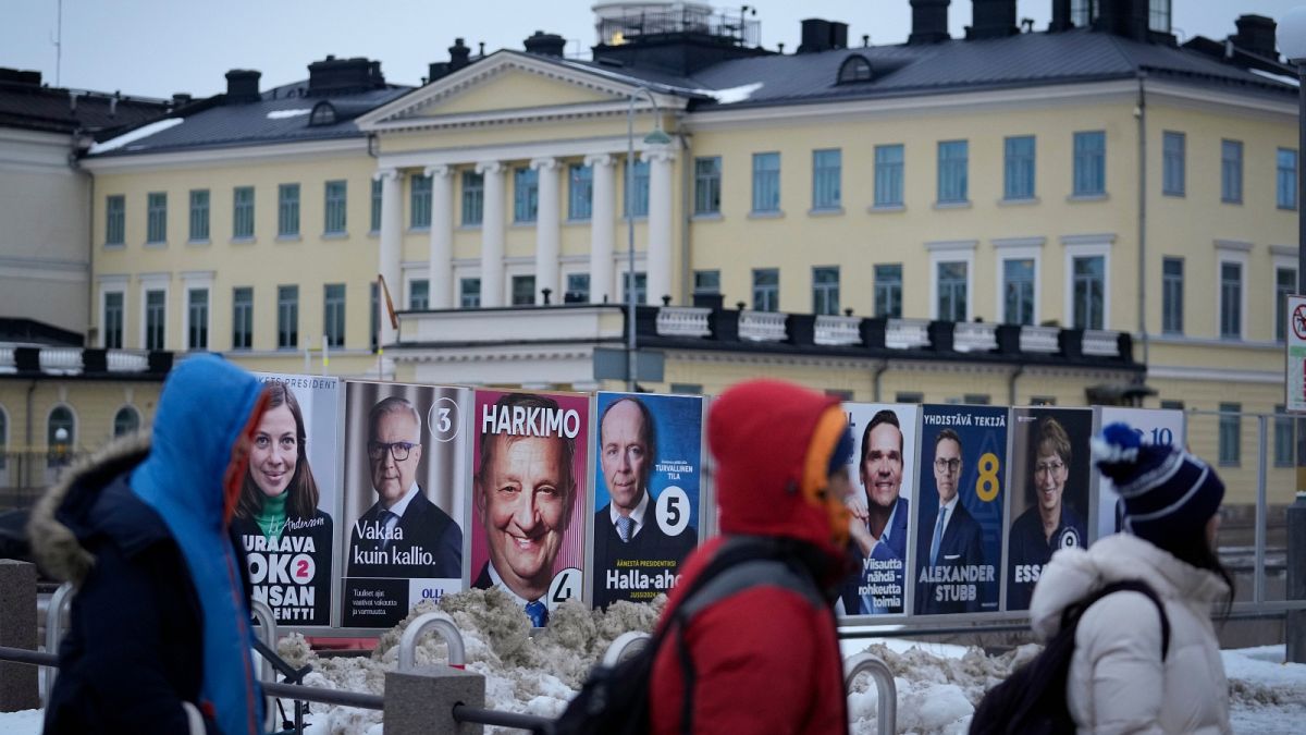 Wahlplakate vor dem Amtssitz des finnischen Präsidenten in Helsinki, 27. Januar 2024