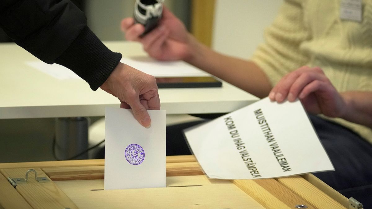 Uma mulher vota numa mesa de voto durante as eleições presidenciais em Helsínquia, Finlândia, no domingo, 28 de janeiro de 2024.