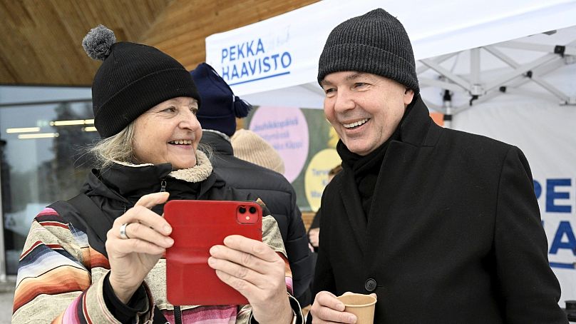 O candidato presidencial do Partido dos Verdes, Pekka Haavisto, à direita, tira uma fotografia com Outi Vaajoensuu durante a campanha em Helsínquia