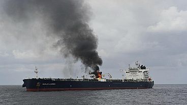 27 de janeiro de 2024, vista do petroleiro Marlin Luanda em chamas após um ataque, no Golfo de Aden.