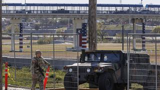 أعضاء من إدارة السلامة العامة في تكساس يحرسون مدخل حديقة “شلبي بارك” الواقعة على الحدود بين تكساس والمكسيك يوم الخميس 11 يناير 2024، في إيجل باس، تكساس.