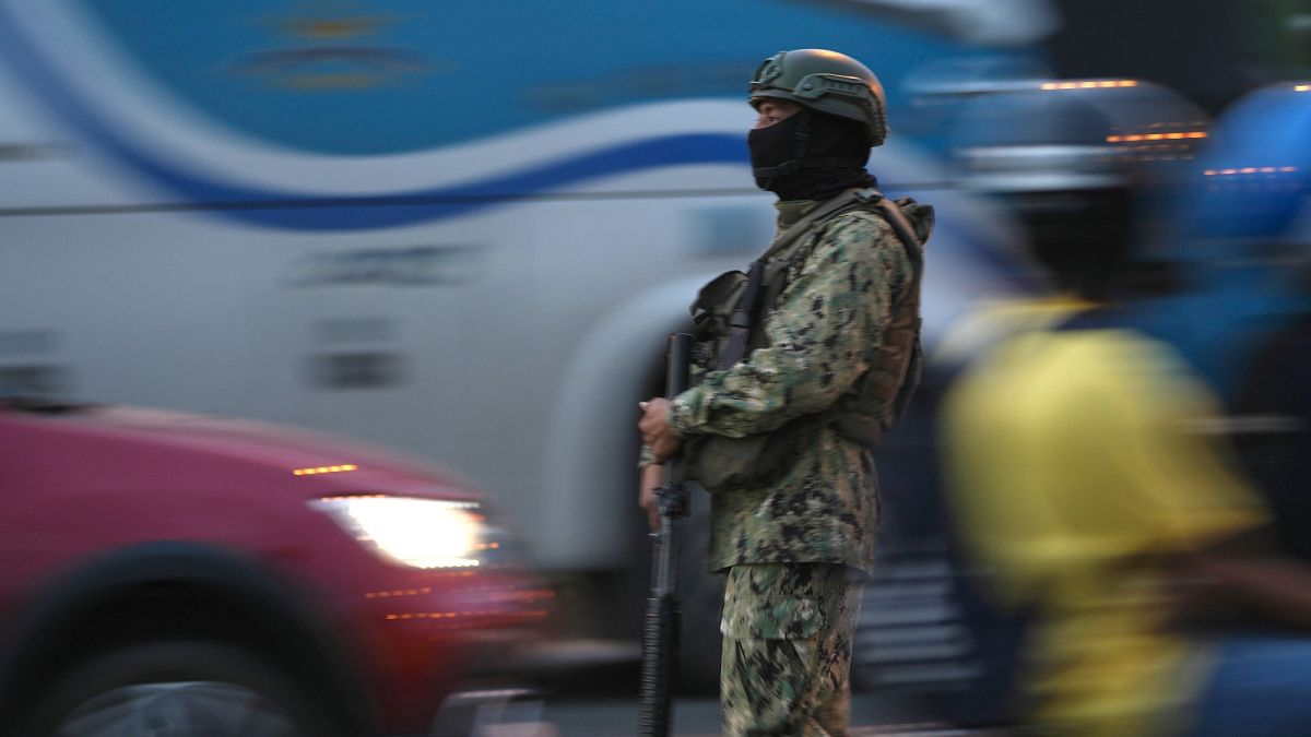 Ecuadori katona járőrözik a Durán és Guayaquil közötti hídon, 2023 júliusában